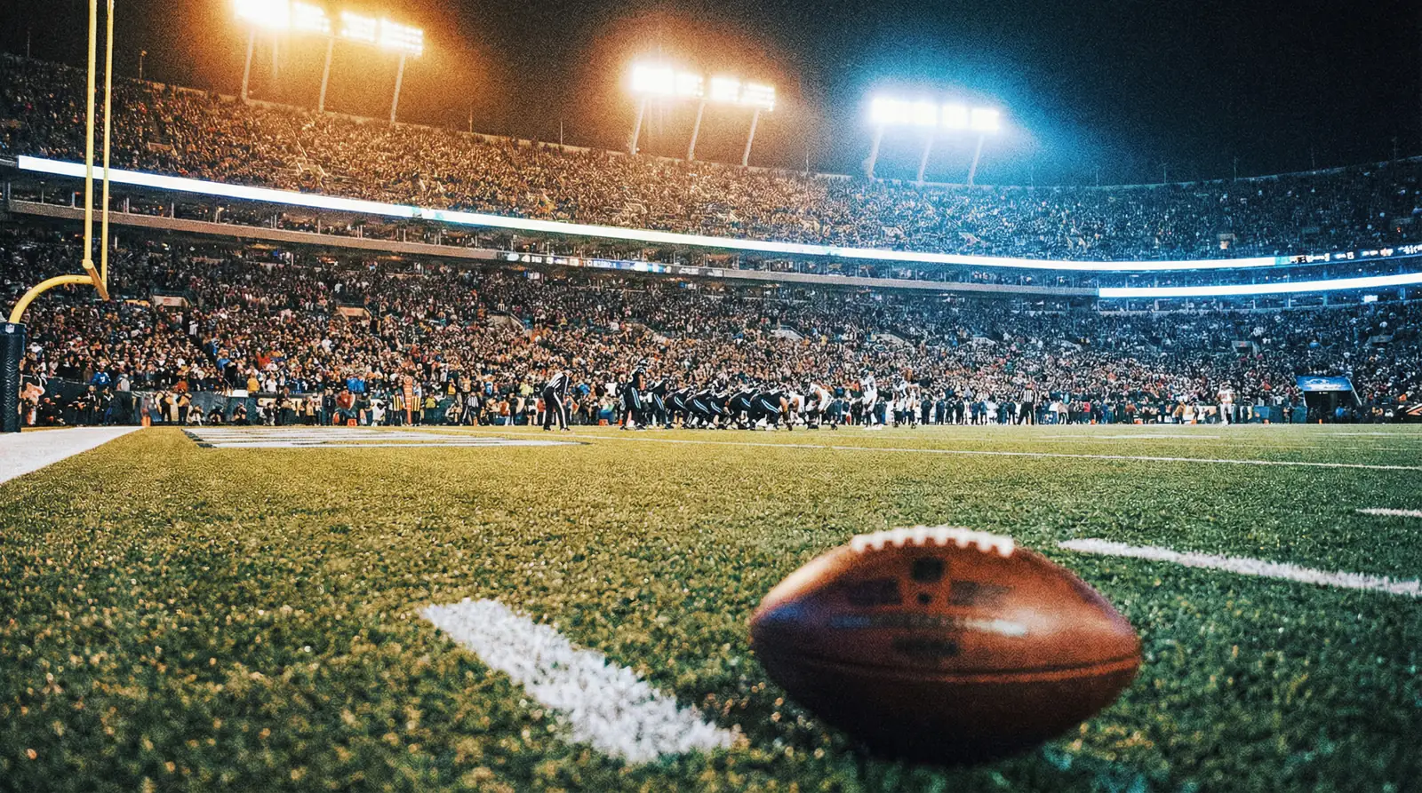 NFL-Spielfeldszene mit Quotenvisualisierung für American Football Wetten in Deutschland