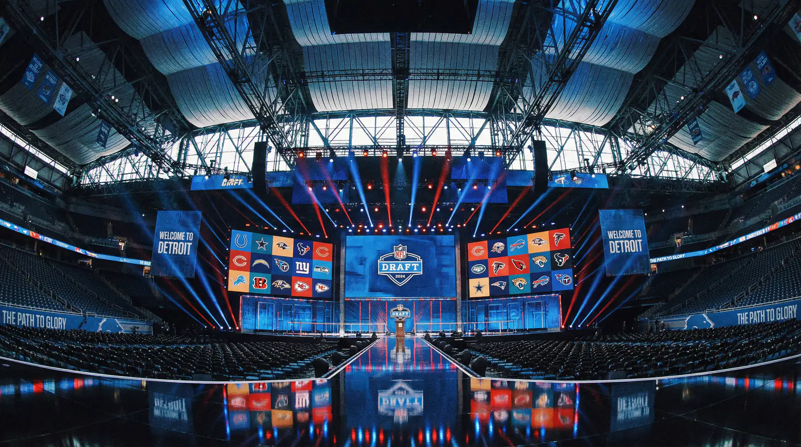 NFL-Draft-Buehne mit Podium und Team-Logos in einer grossen Veranstaltungshalle