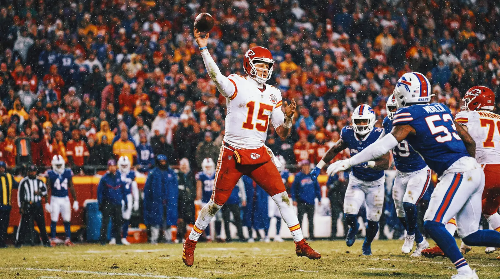 NFL-Quarterback beim Passversuch während eines Spiels unter Flutlicht