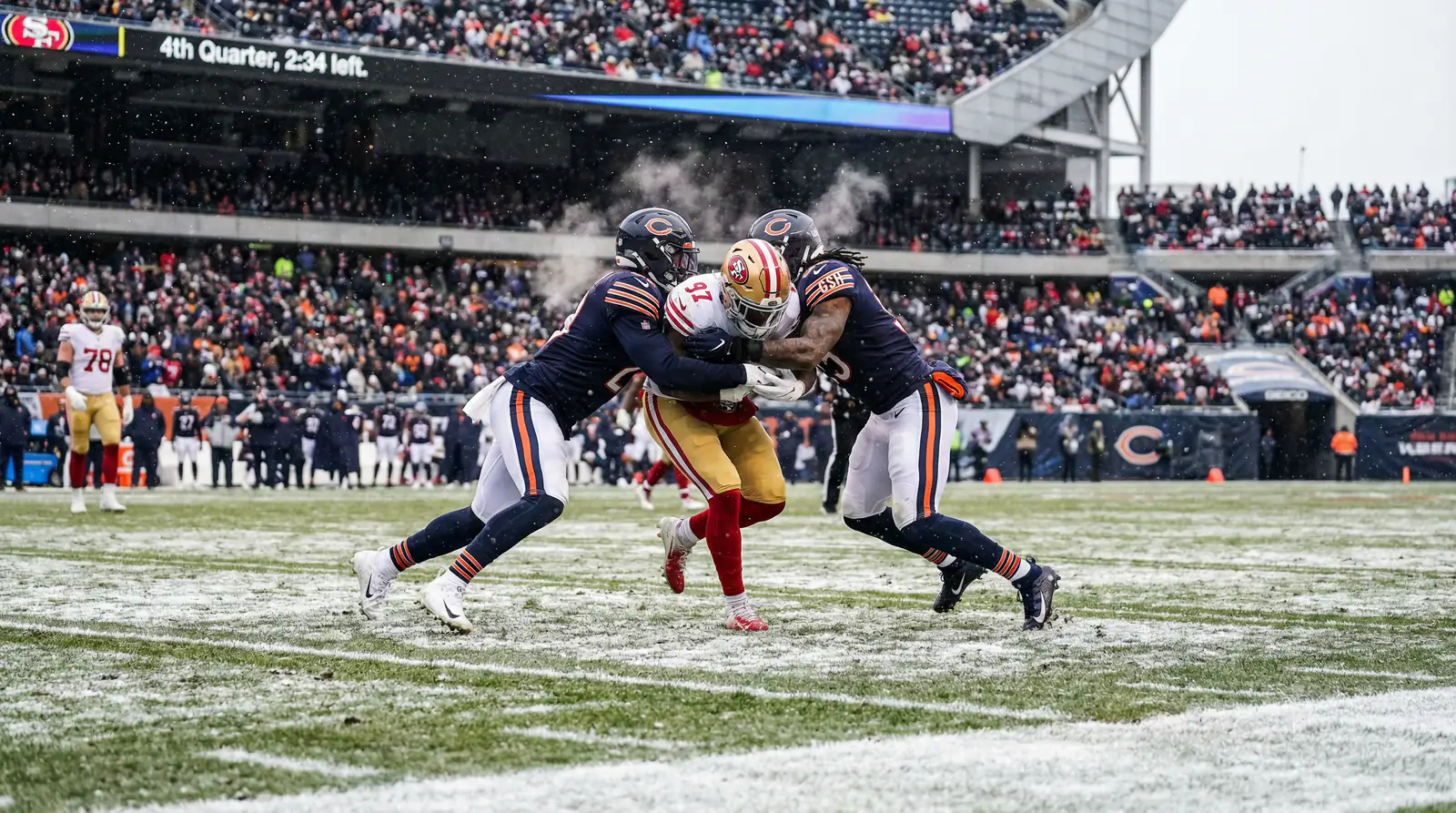 NFL-Spieler beim Tackle während eines Playoff-Spiels auf verschneitem Football-Feld