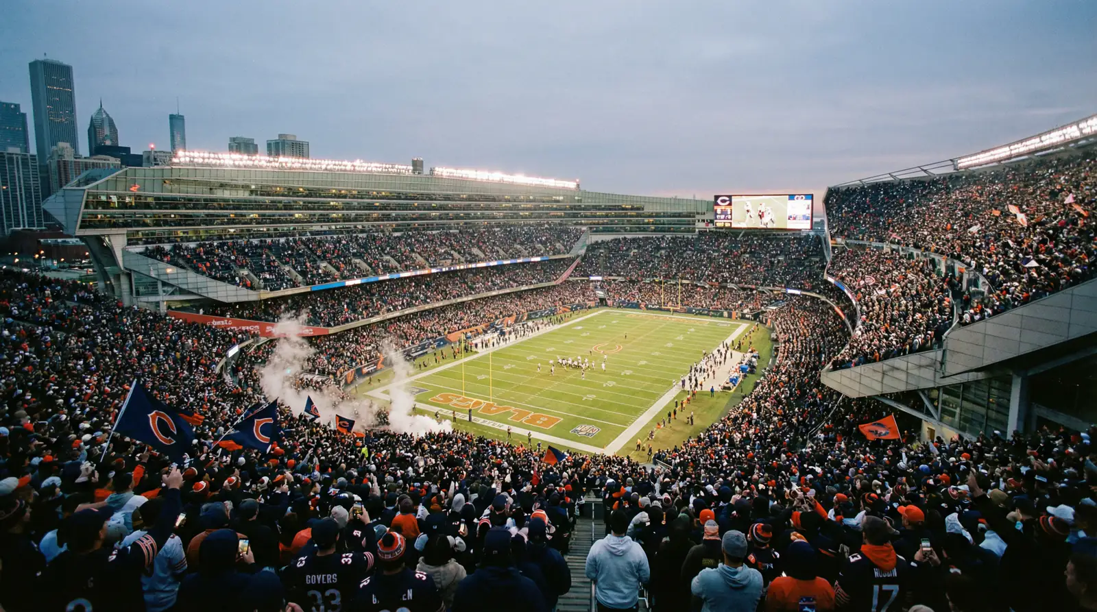 Ausverkauftes NFL-Stadion mit jubelnden Heimfans bei einem Abendspiel