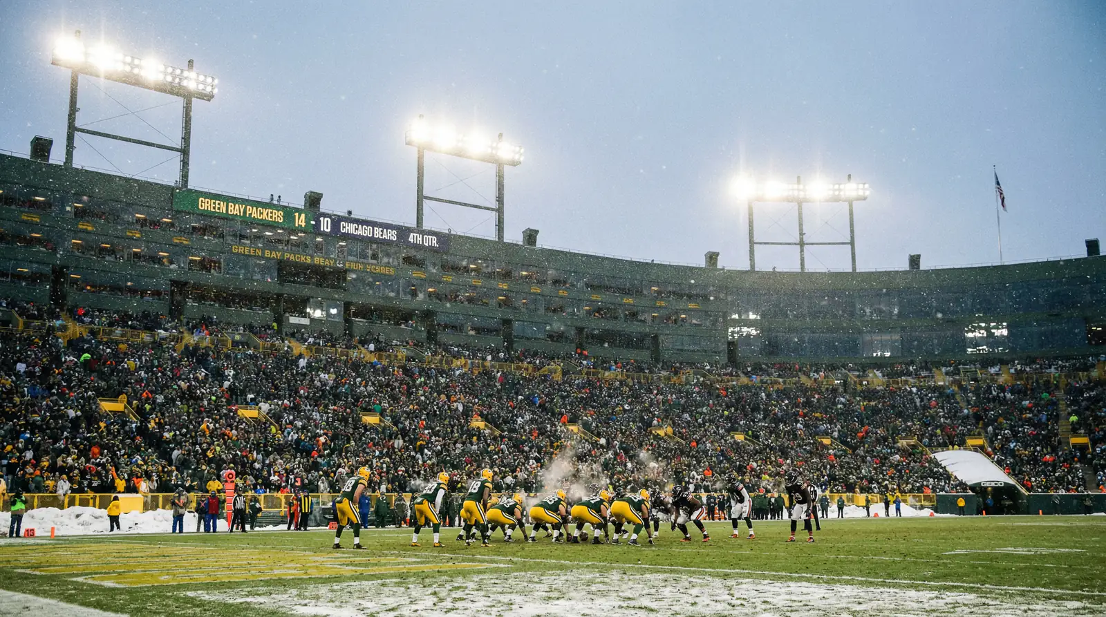 Schneebedecktes NFL-Stadion bei einem Winterspiel mit Flutlicht