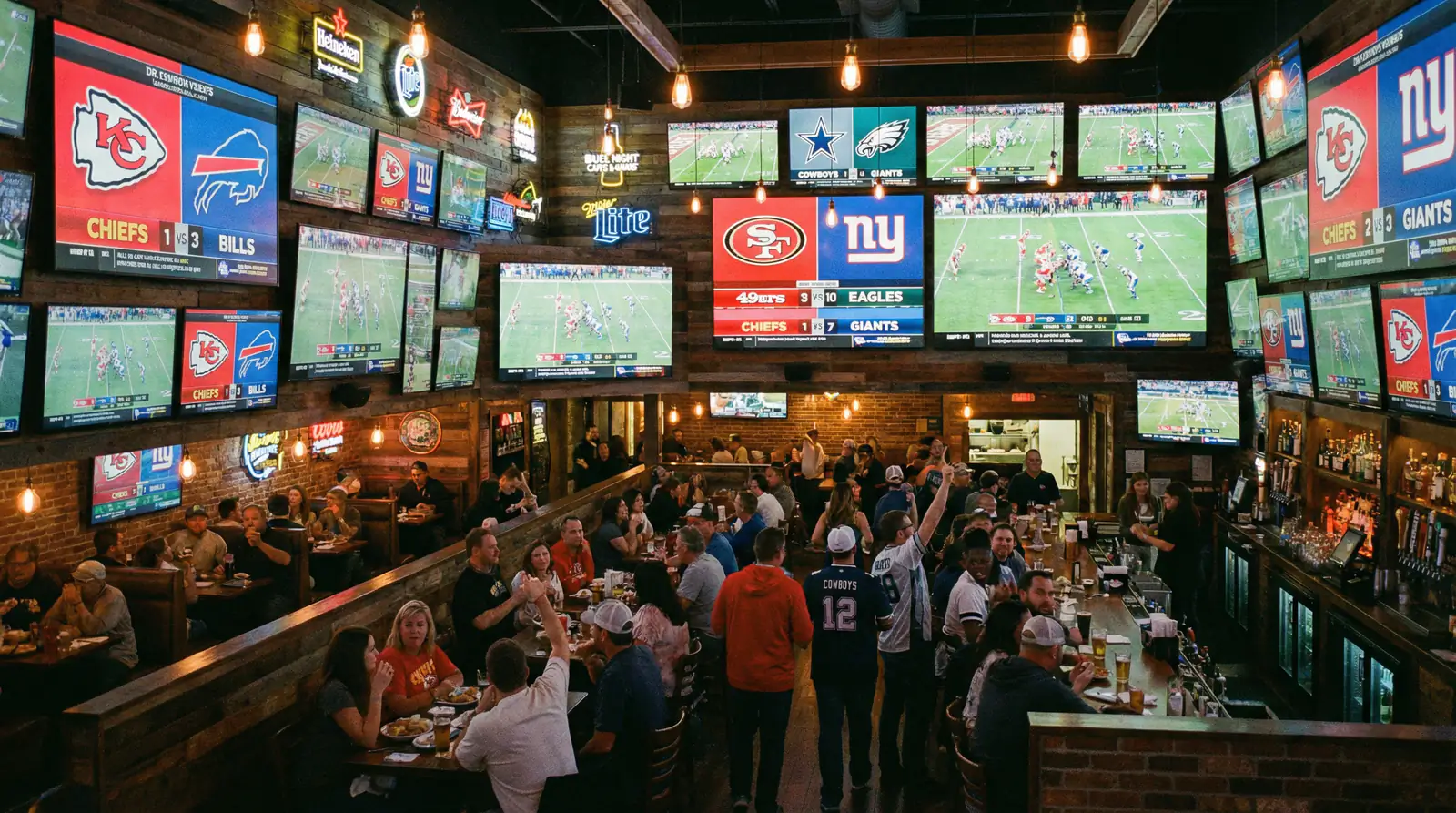 Mehrere NFL-Spielfelder nebeneinander als Symbol für Kombiwetten auf Football